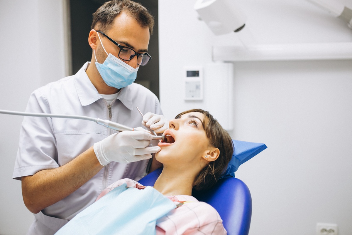 Seguros dentales y de visión para chequeos y tratamientos